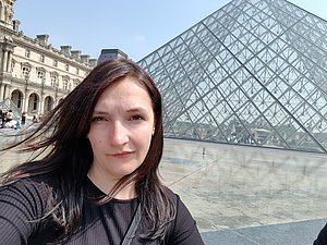 Frankreich-Urlaub als Belohnung vom Lernen: Vivienne vor dem Louvre in Paris.